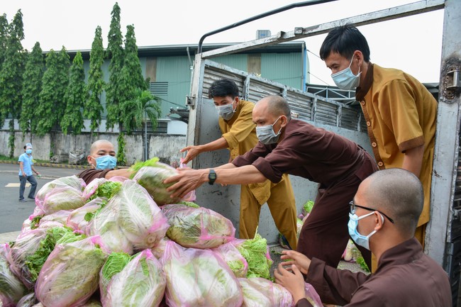 Continuing to support people in need in the Covid-19 pandemic of Hoang Phap Pagoda (series 4)